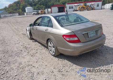 2010 Mercedes-Benz C 300 Luxury 4Matic z USA, uszkodzony, nr VIN WDDGF8BB9AF414361